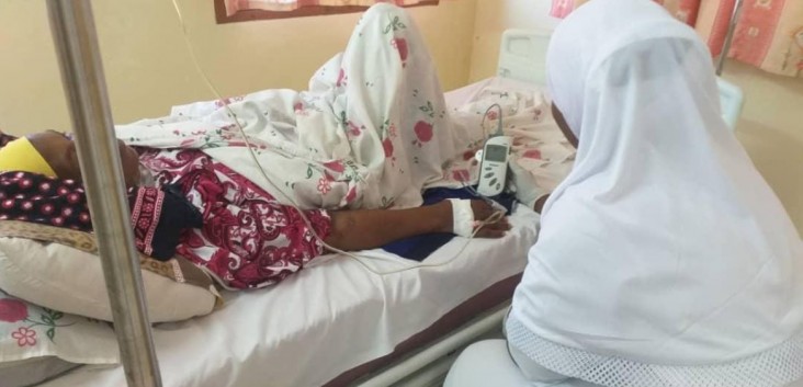 A nurse monitors a patient’s condition using a Pulse Oximeter that was part of the donation of $400,000 worth of medical supplies provided by the American people through the U.S. Agency for International Development to the Zanzibar Ministry of Health