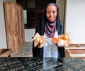 Ummi with cassava crisps