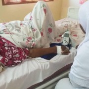 A nurse monitors a patient’s condition using a Pulse Oximeter that was part of the donation of $400,000 worth of medical supplies provided by the American people through the U.S. Agency for International Development to the Zanzibar Ministry of Health